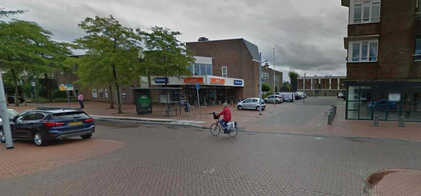 Dennenlaan zijstraat naast Rabobank